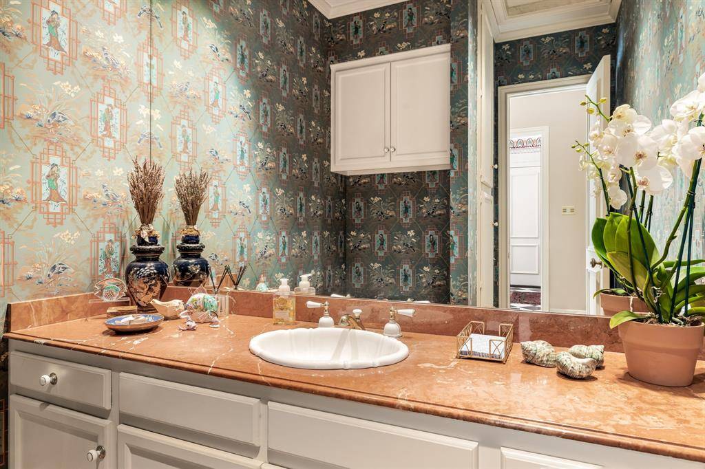 17 Stonecourt Circle, Dallas, TX 75225