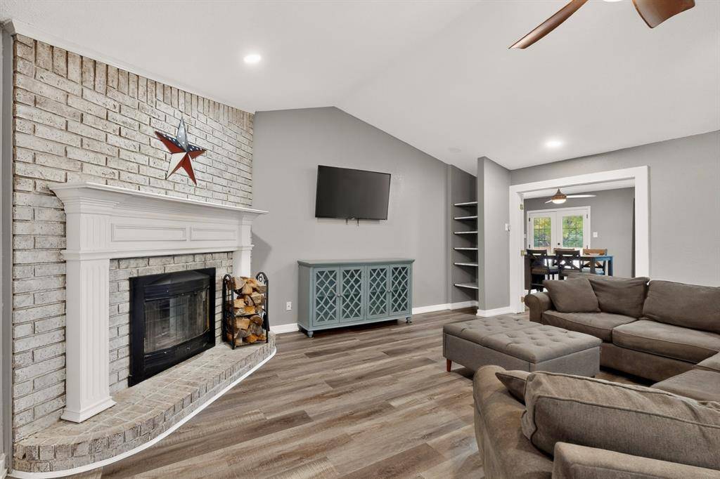 417 Creekmeadow Lane, Lewisville, TX 75067