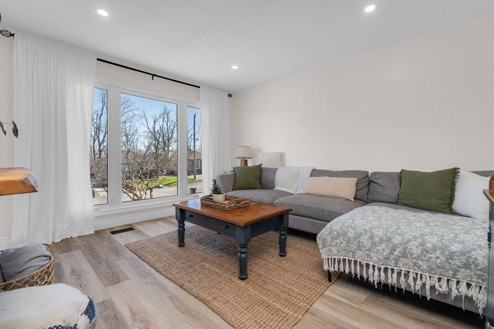 22 Agnes ST, Barrie, ON L4M 2S2