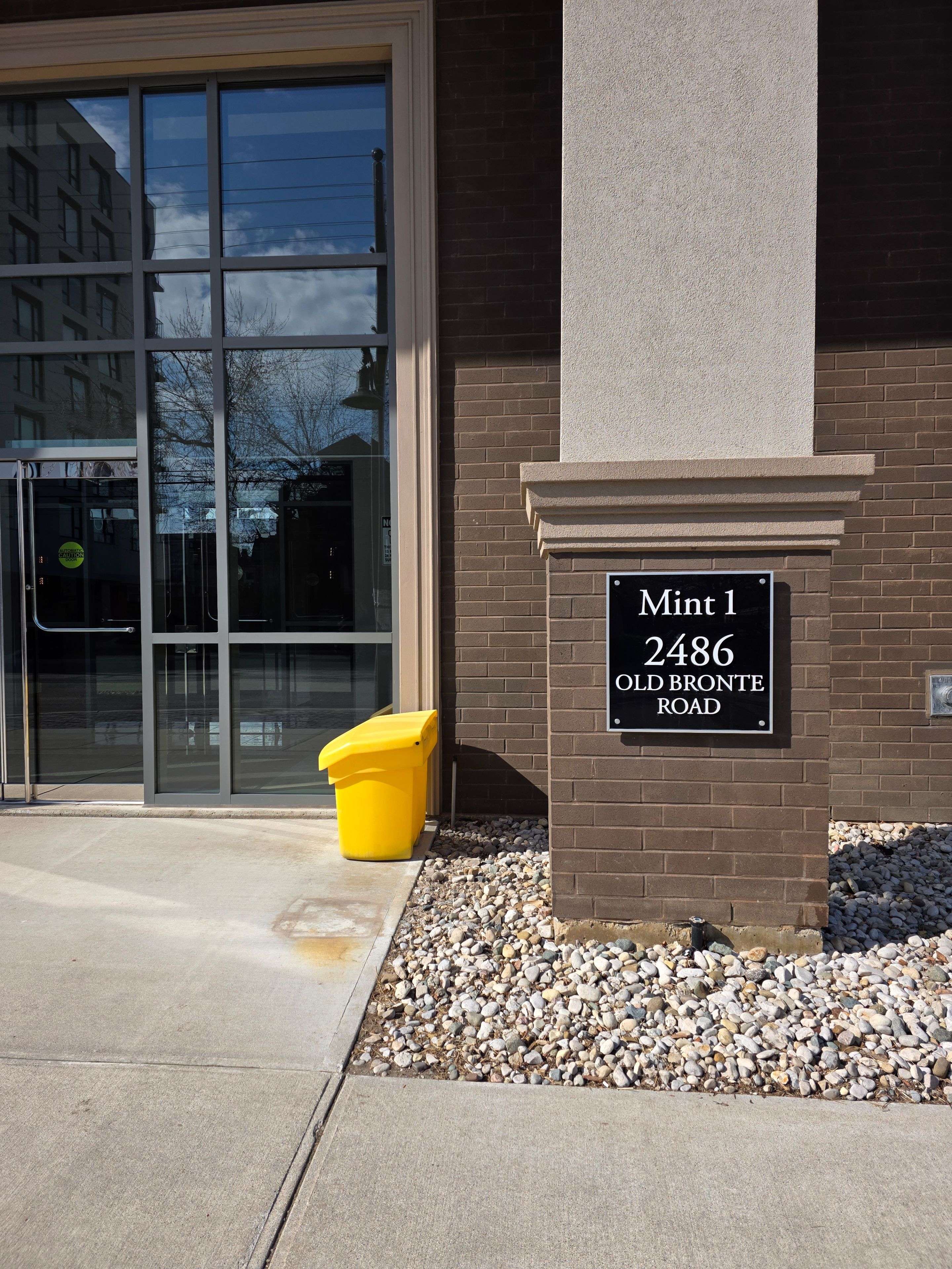 2486 Old Bronte RD NE #202, Oakville, ON L6M 4J2