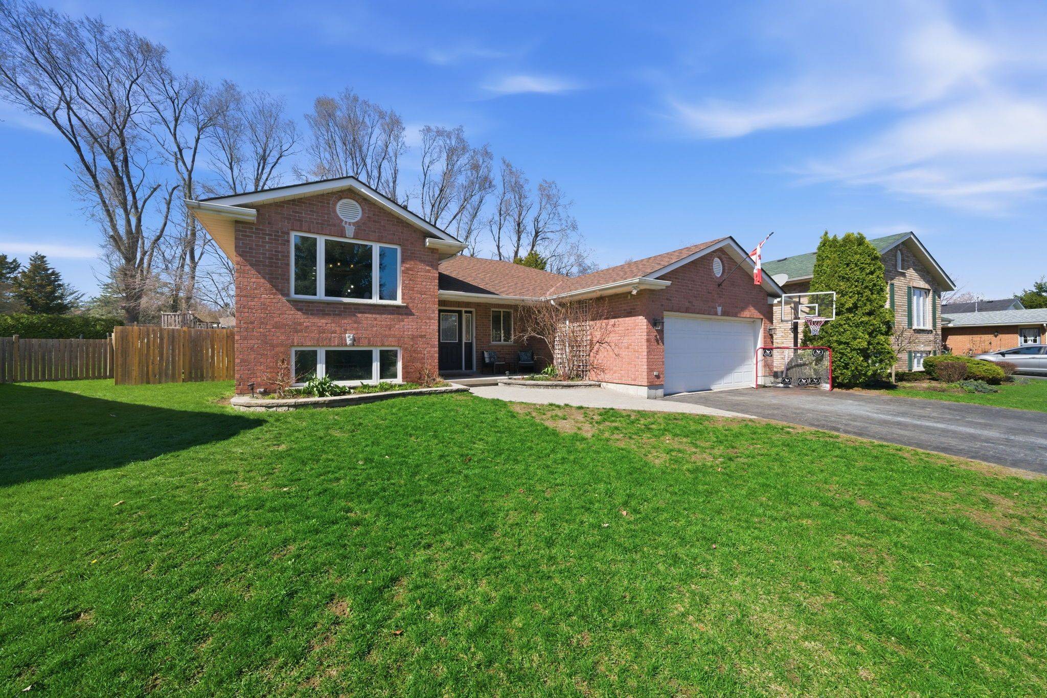 8 Henderson LN, Brighton, ON K0K 1H0