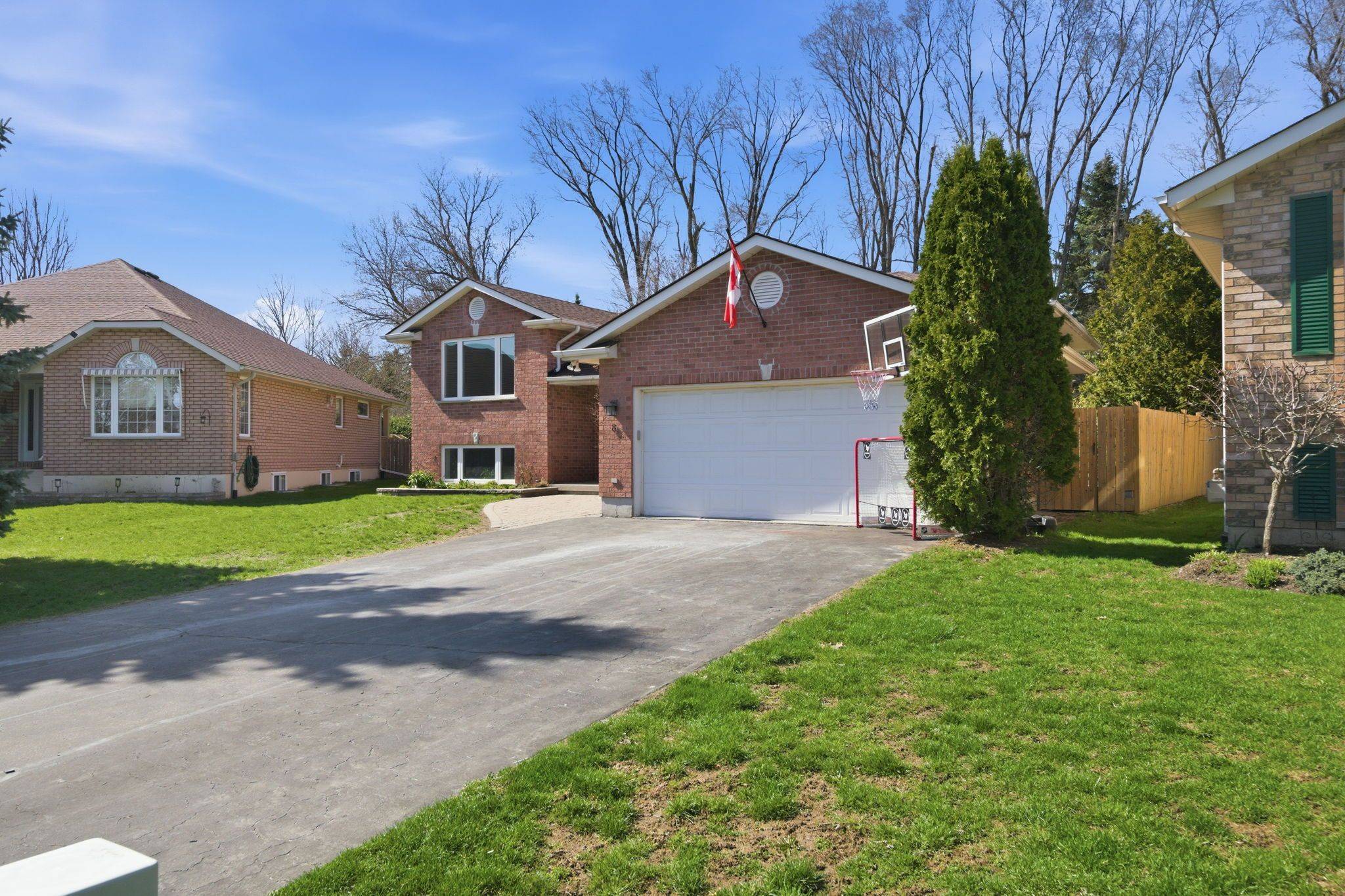 8 Henderson LN, Brighton, ON K0K 1H0