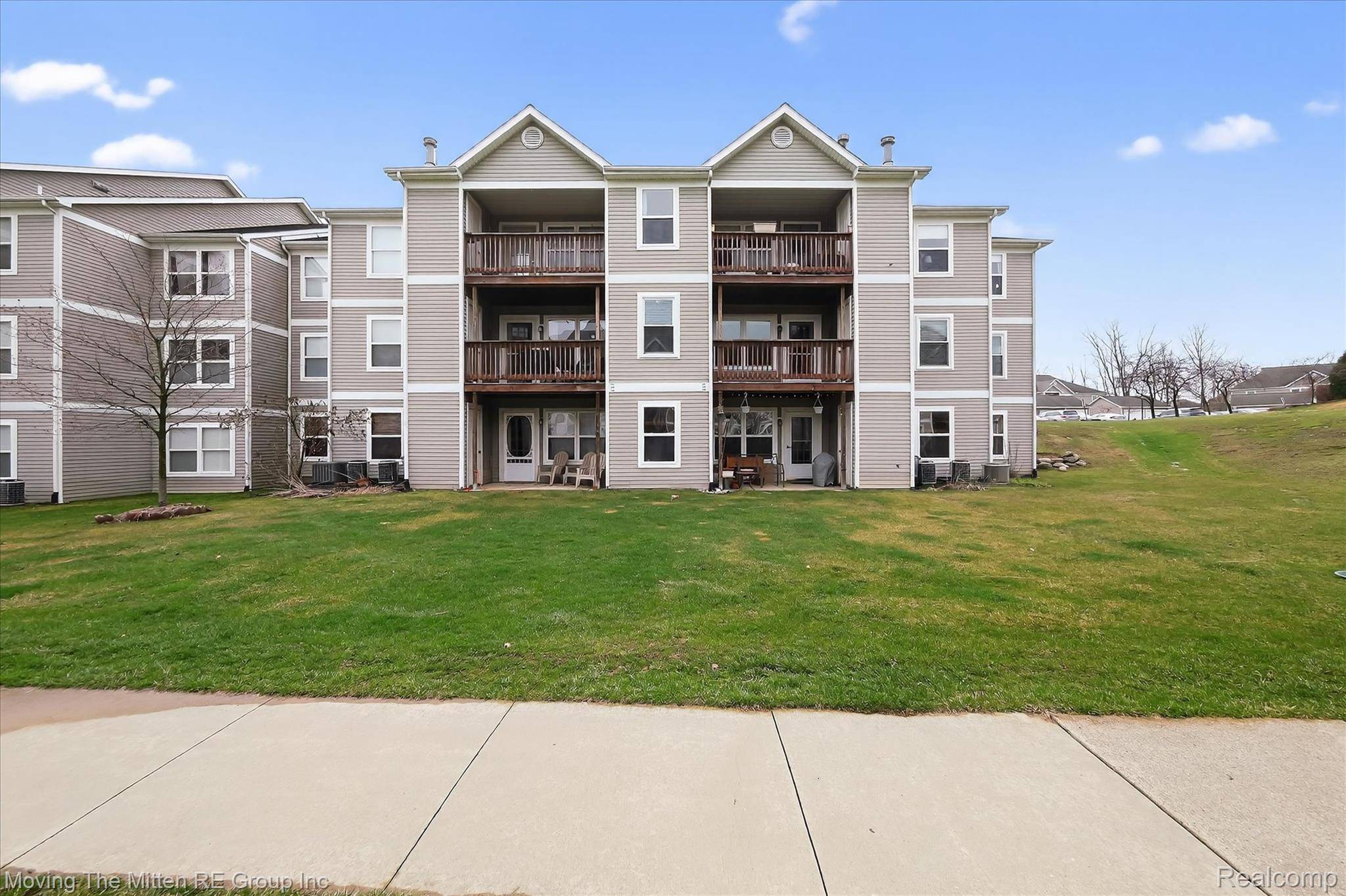 1398 Heatherwood LN, Pittsfield Charter Township, MI 48108