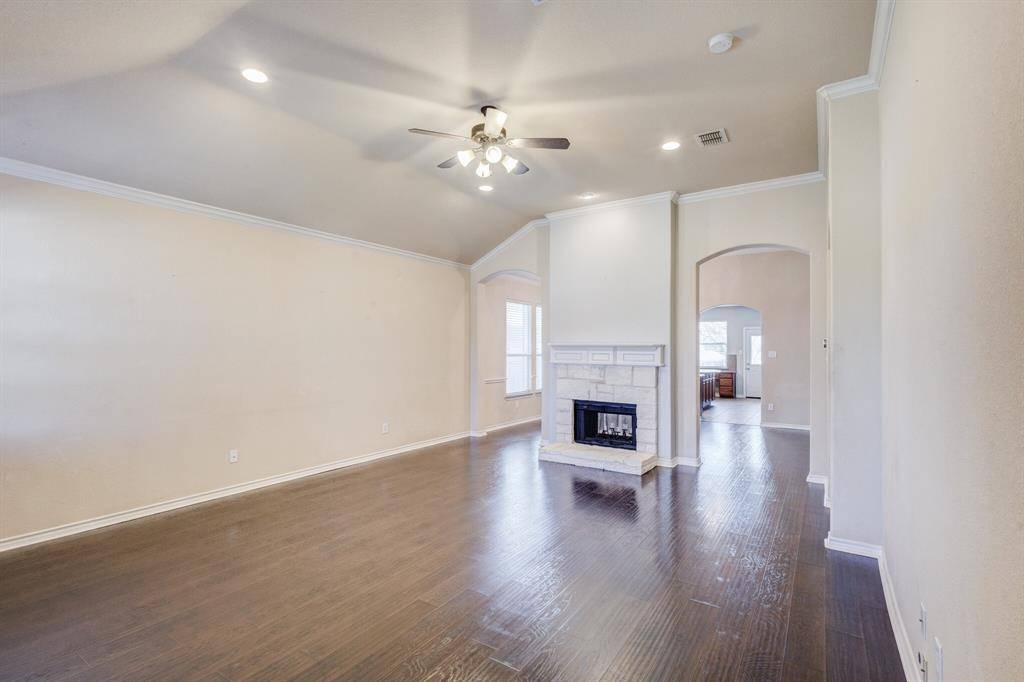 909 Grant Street, Burleson, TX 76028