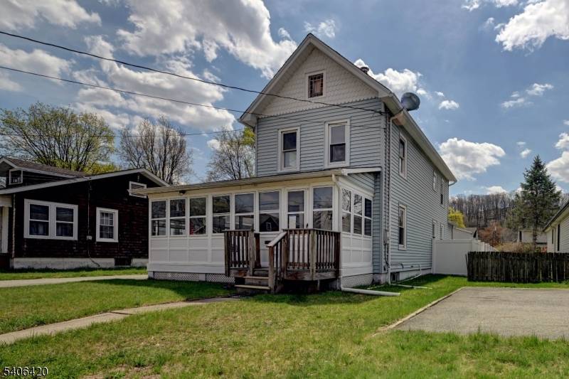 13 Orchard St, Bloomingdale Boro, NJ 07403