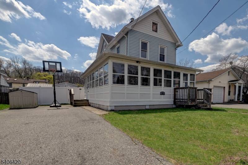 13 Orchard St, Bloomingdale Boro, NJ 07403