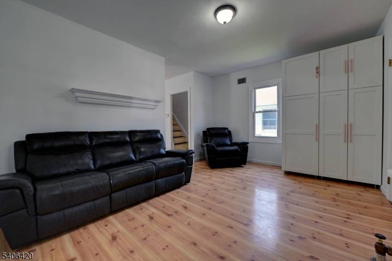 13 Orchard St, Bloomingdale Boro, NJ 07403