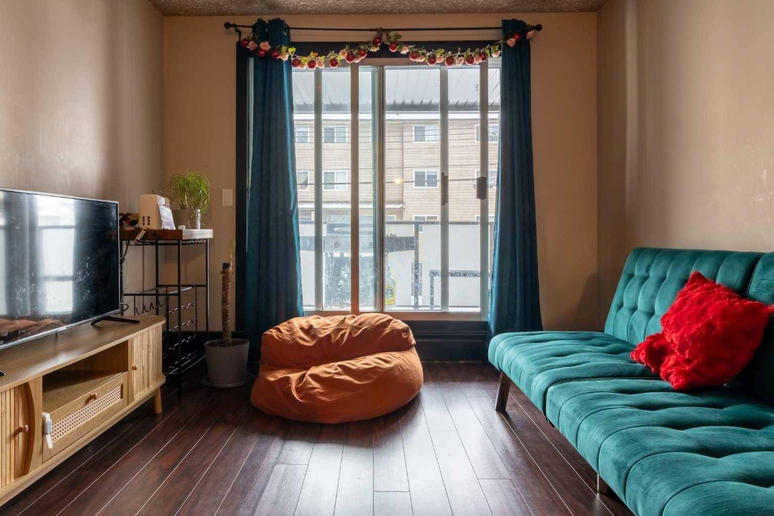 717 4A ST NE #204, Calgary, AB T2E 3W1