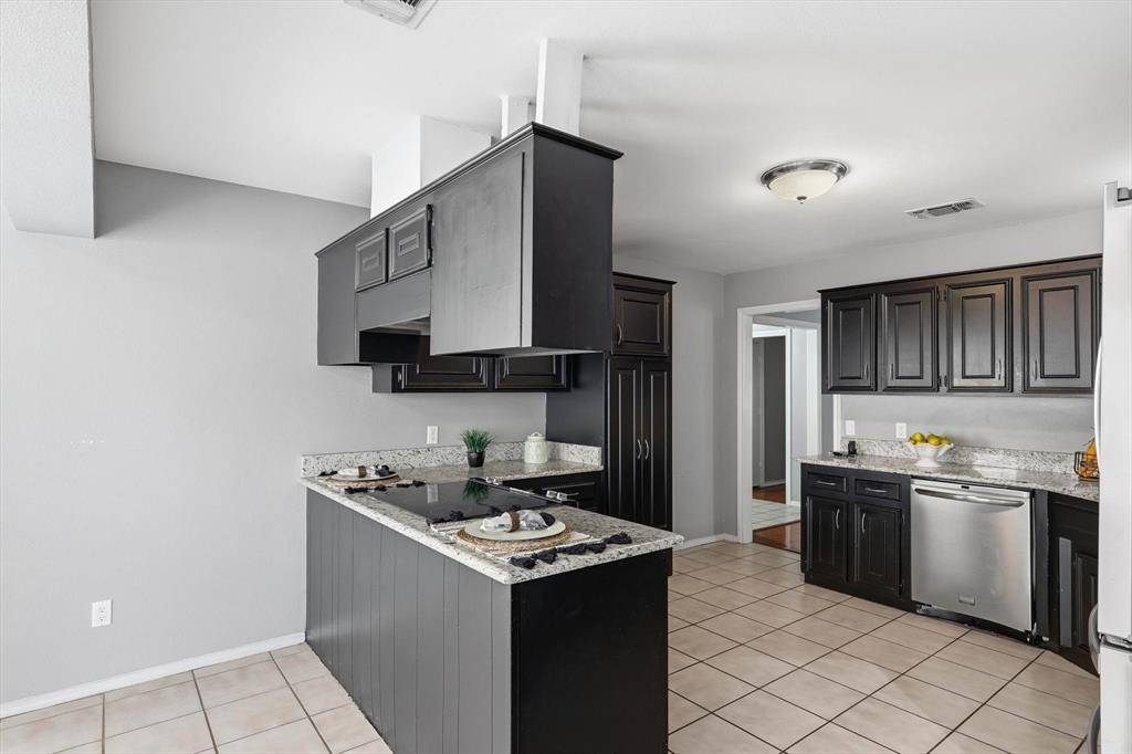 2206 Oak Forest Court, Arlington, TX 76012