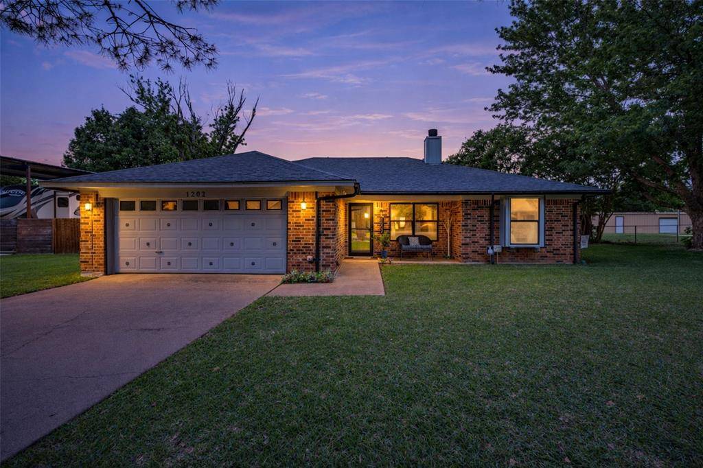 1202 Spanish Flower Drive, Granbury, TX 76048