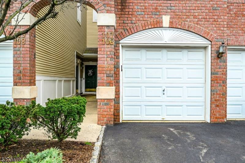106 Rock Creek Dr, Clifton City, NJ 07014
