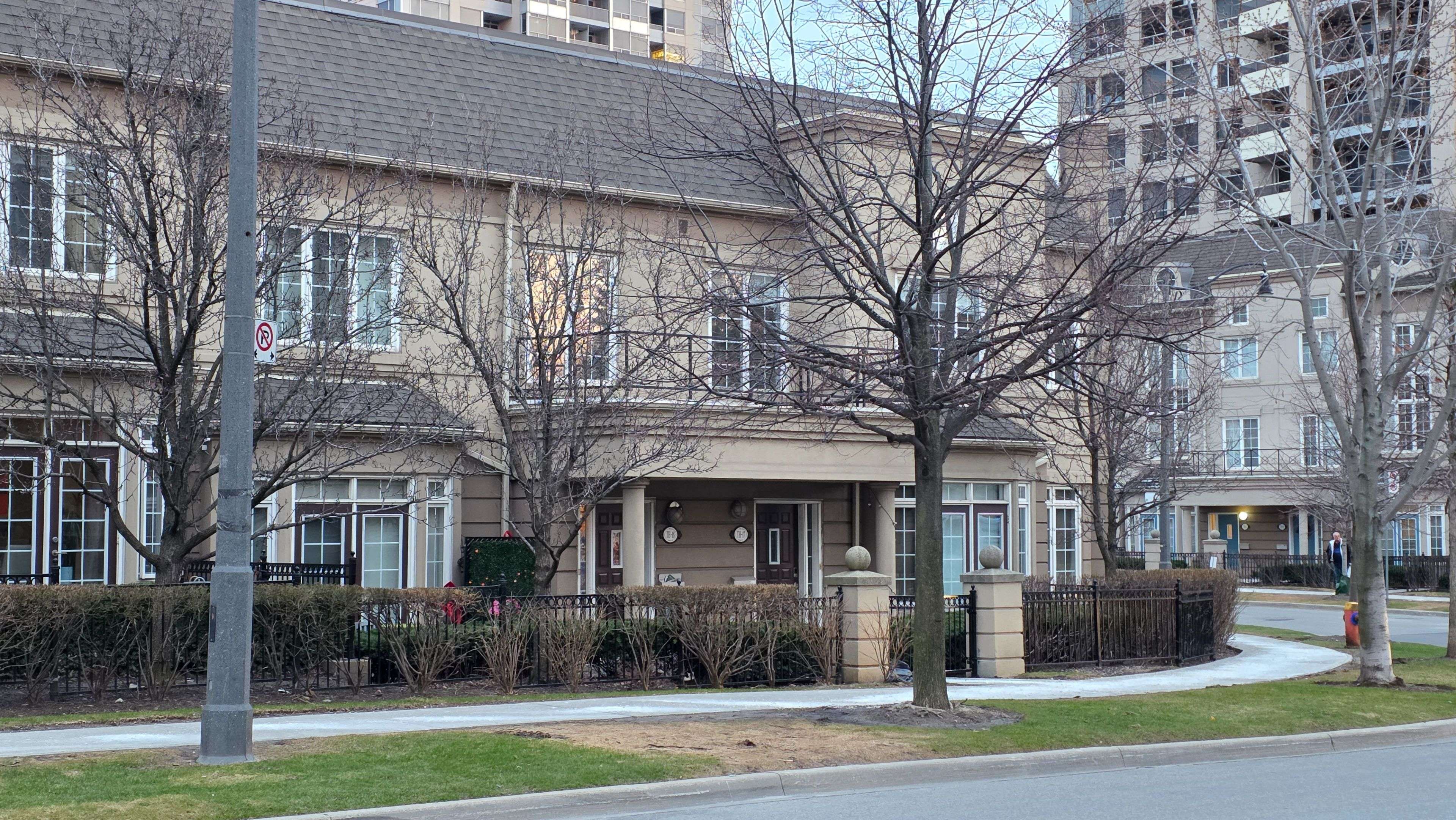 2 Rean DR #TH 17, Toronto C15, ON M2K 3B8