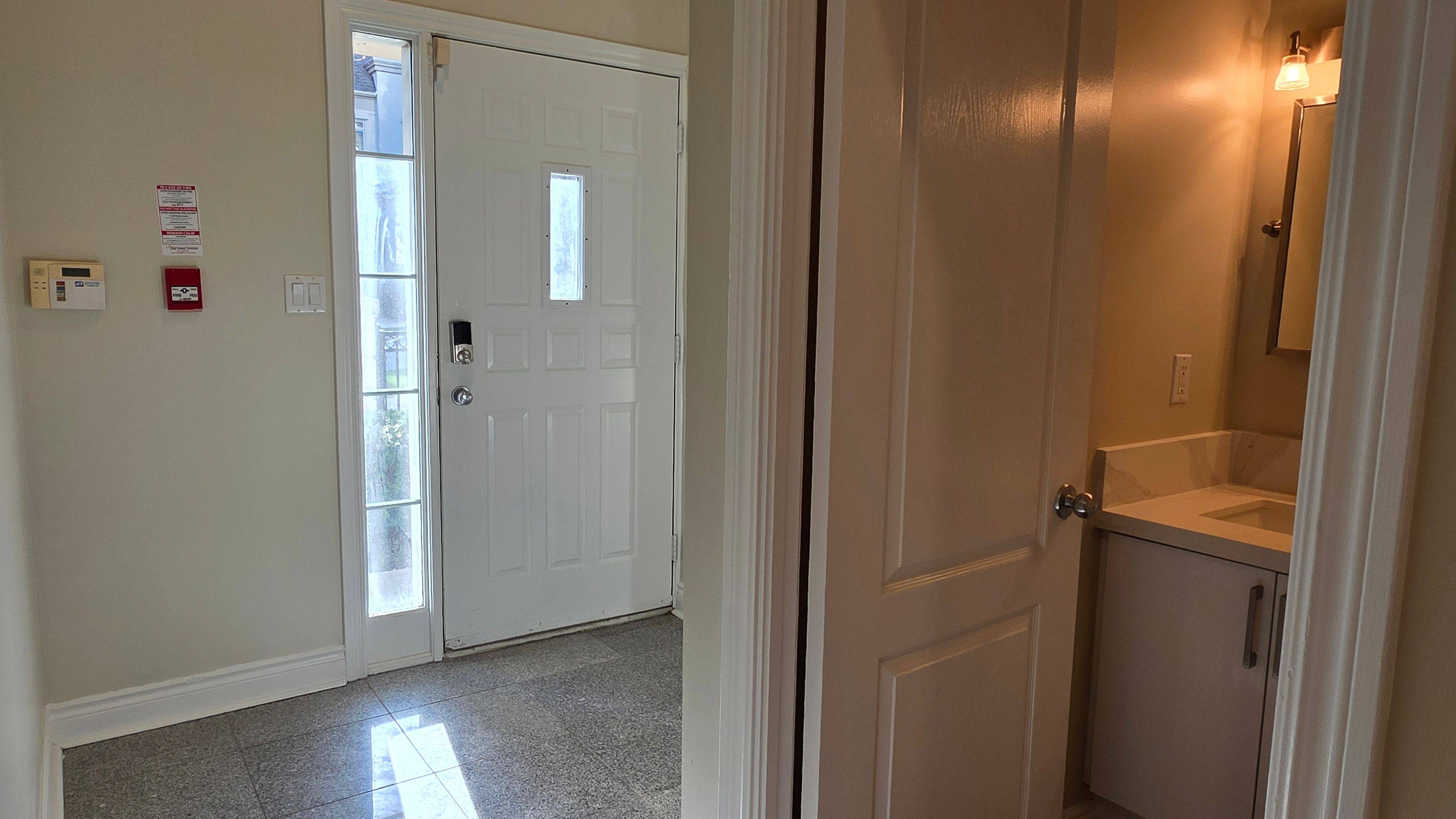 2 Rean DR #TH 17, Toronto C15, ON M2K 3B8