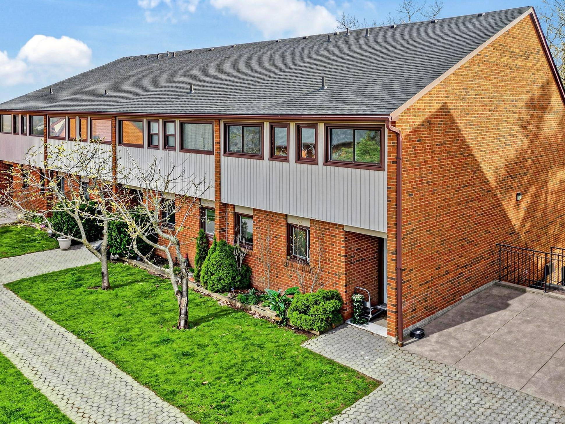 530 Falgarwood DR #21, Oakville, ON L6H 1N3