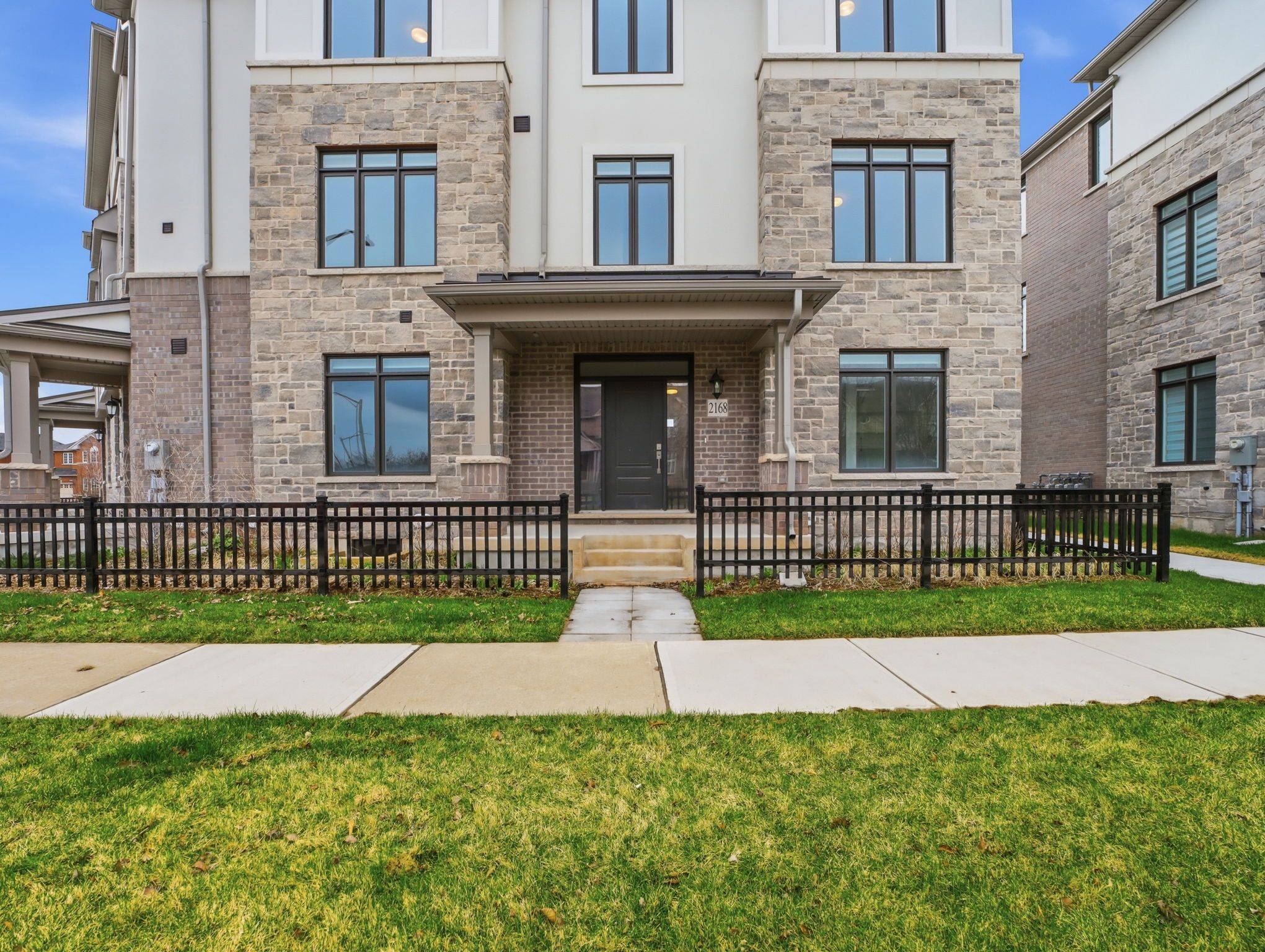 2168 Postmaster DR, Oakville, ON L6M 4E6