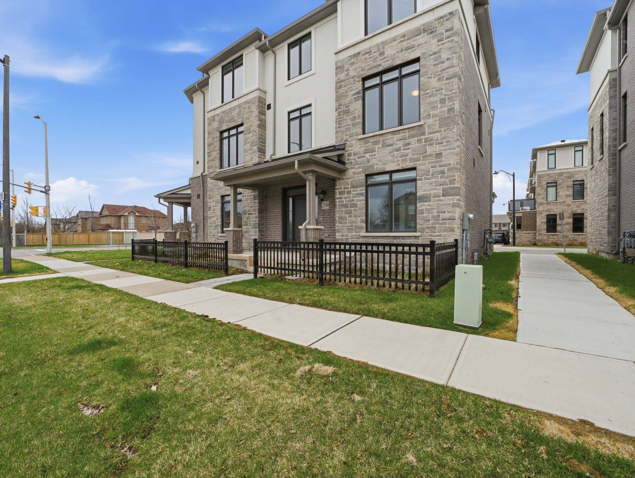 2168 Postmaster DR, Oakville, ON L6M 4E6