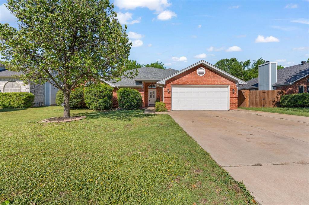 812 Minuteman Drive, Blue Mound, TX 76131