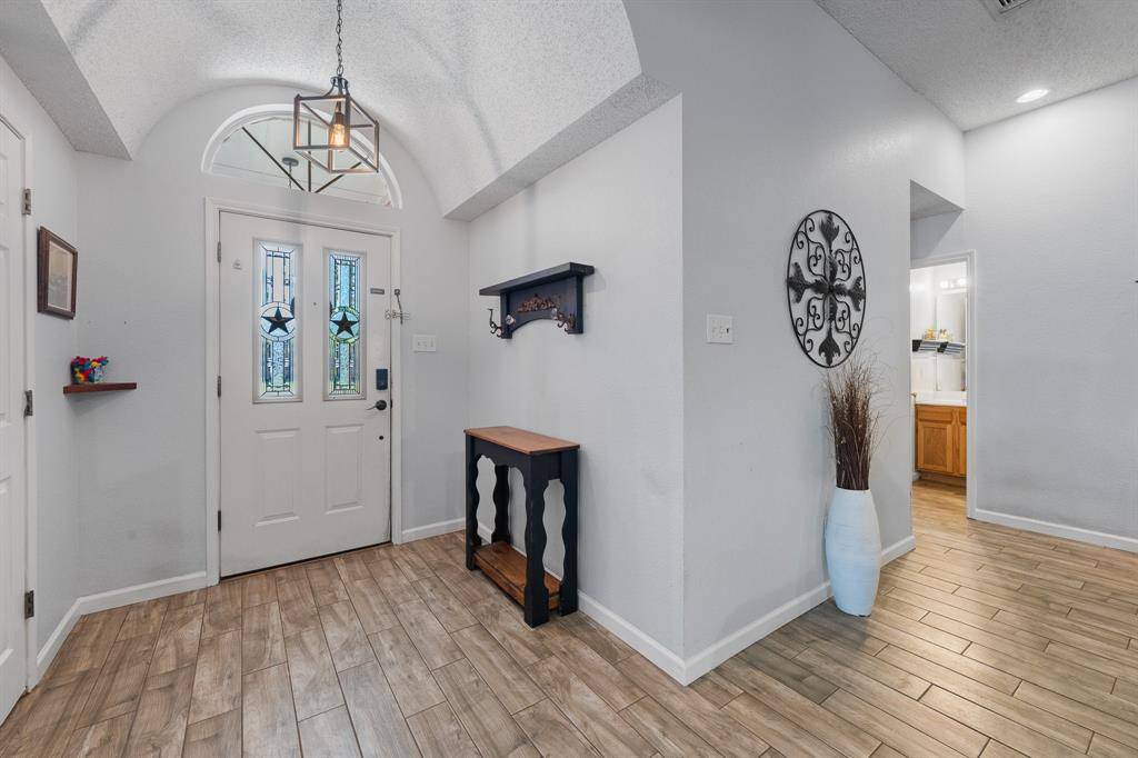 812 Minuteman Drive, Blue Mound, TX 76131