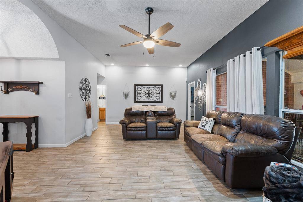 812 Minuteman Drive, Blue Mound, TX 76131