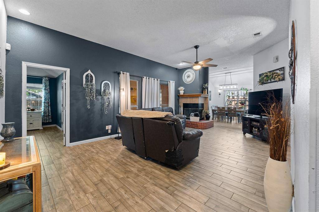 812 Minuteman Drive, Blue Mound, TX 76131