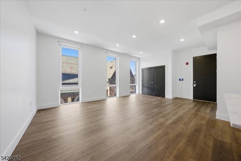 21 Lincoln Park #302, Newark City, NJ 07102