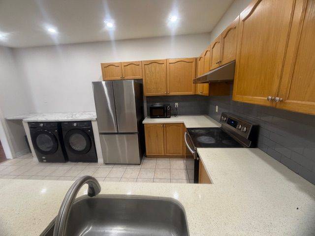 110 Pantomine BLVD #Main, Brampton, ON L6Y 5P1