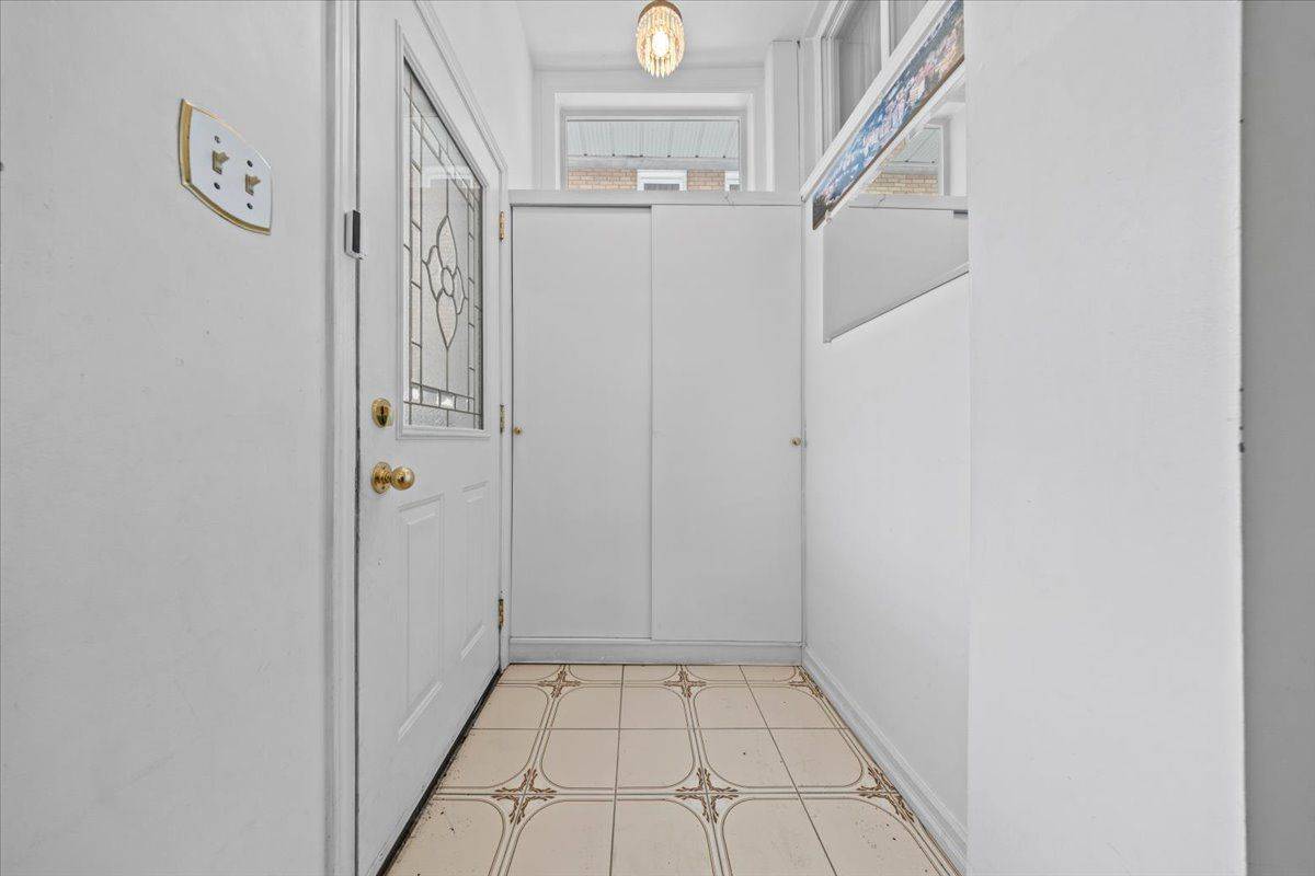 1075 Secord AVE, Billings Bridge - Riverside Park And Area, ON K1H 8C7