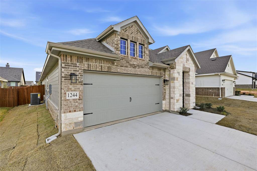 1244 Sabine River Lane, Springtown, TX 76082