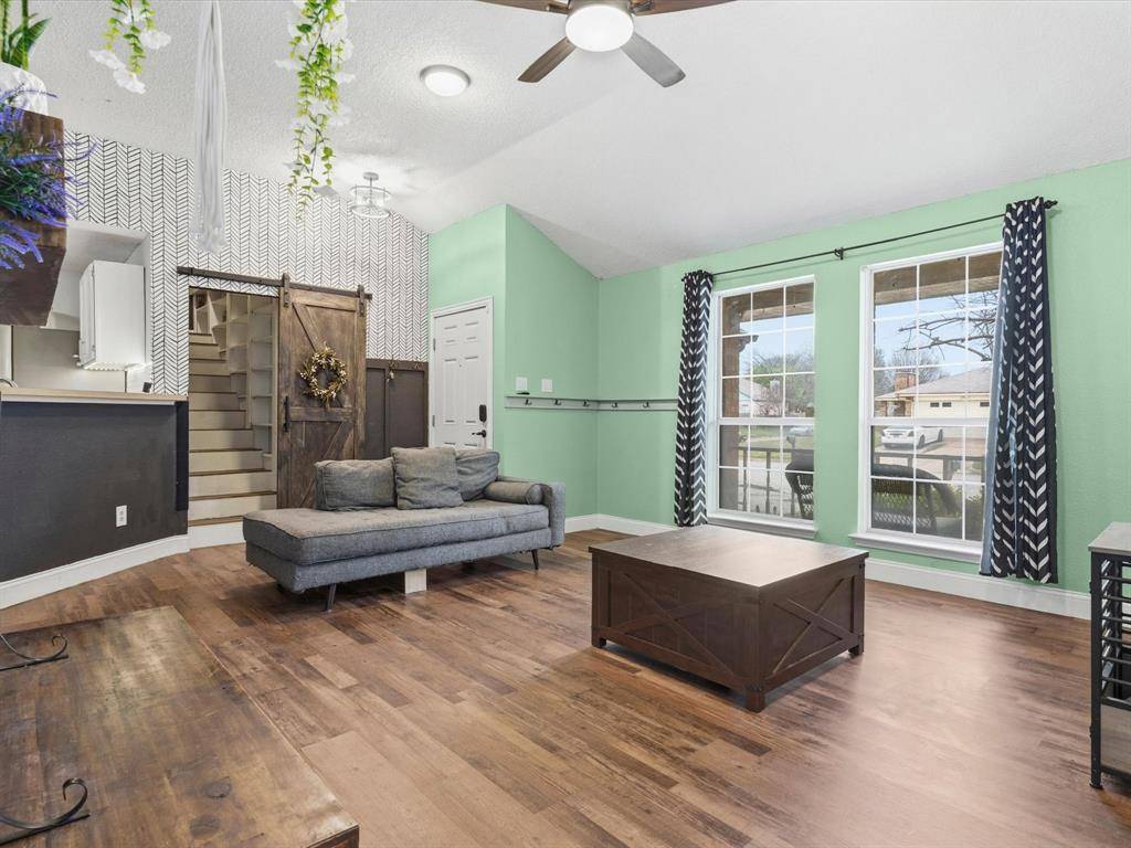 227 Valley Spring Drive, Arlington, TX 76018