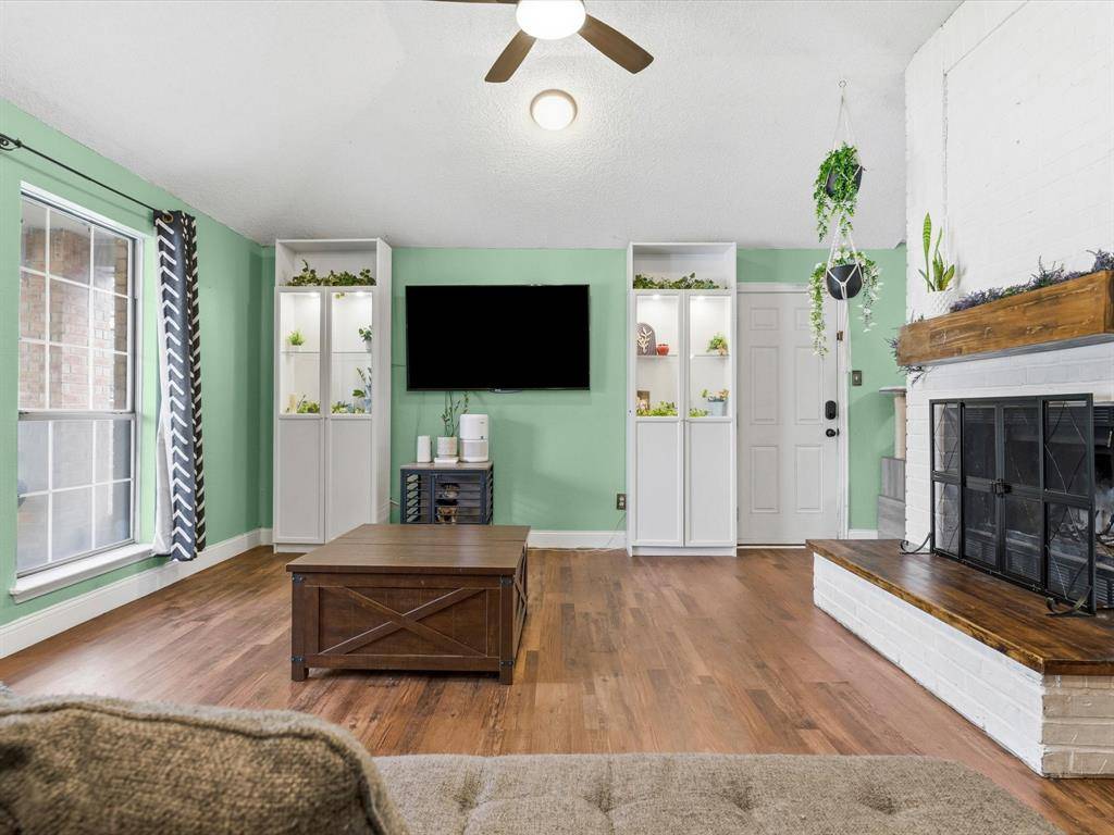 227 Valley Spring Drive, Arlington, TX 76018