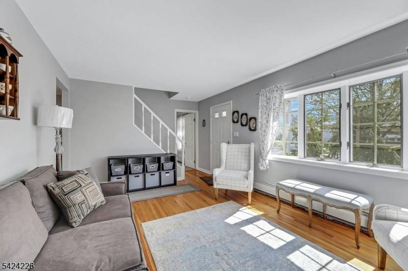 16 Maple Hill Rd, Clifton City, NJ 07013