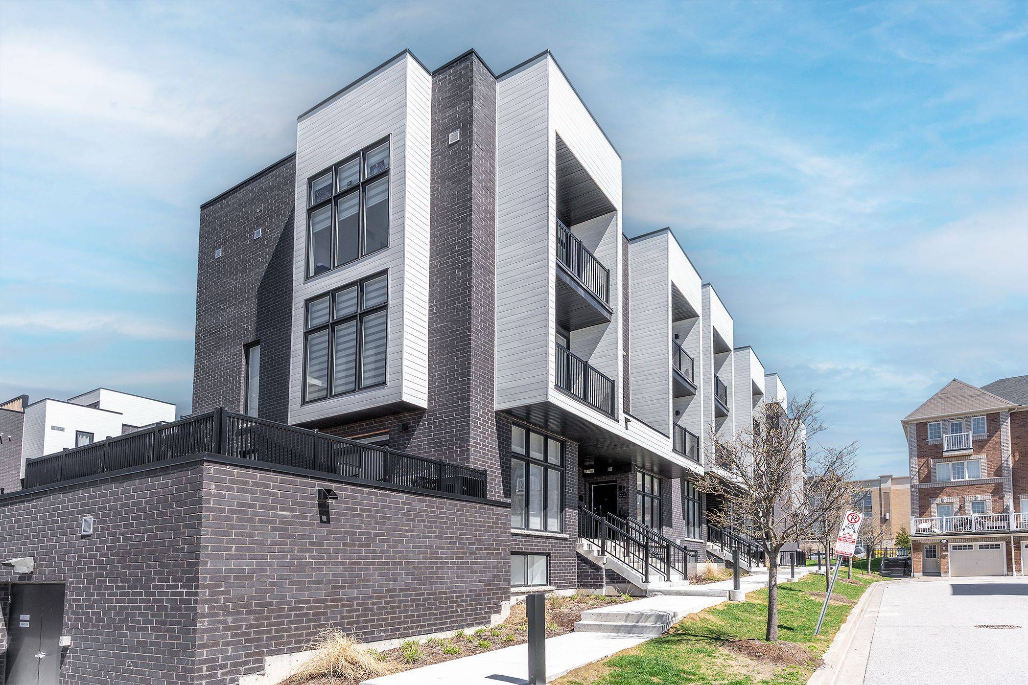 184 Angus DR #8, Ajax, ON L1S 0G5