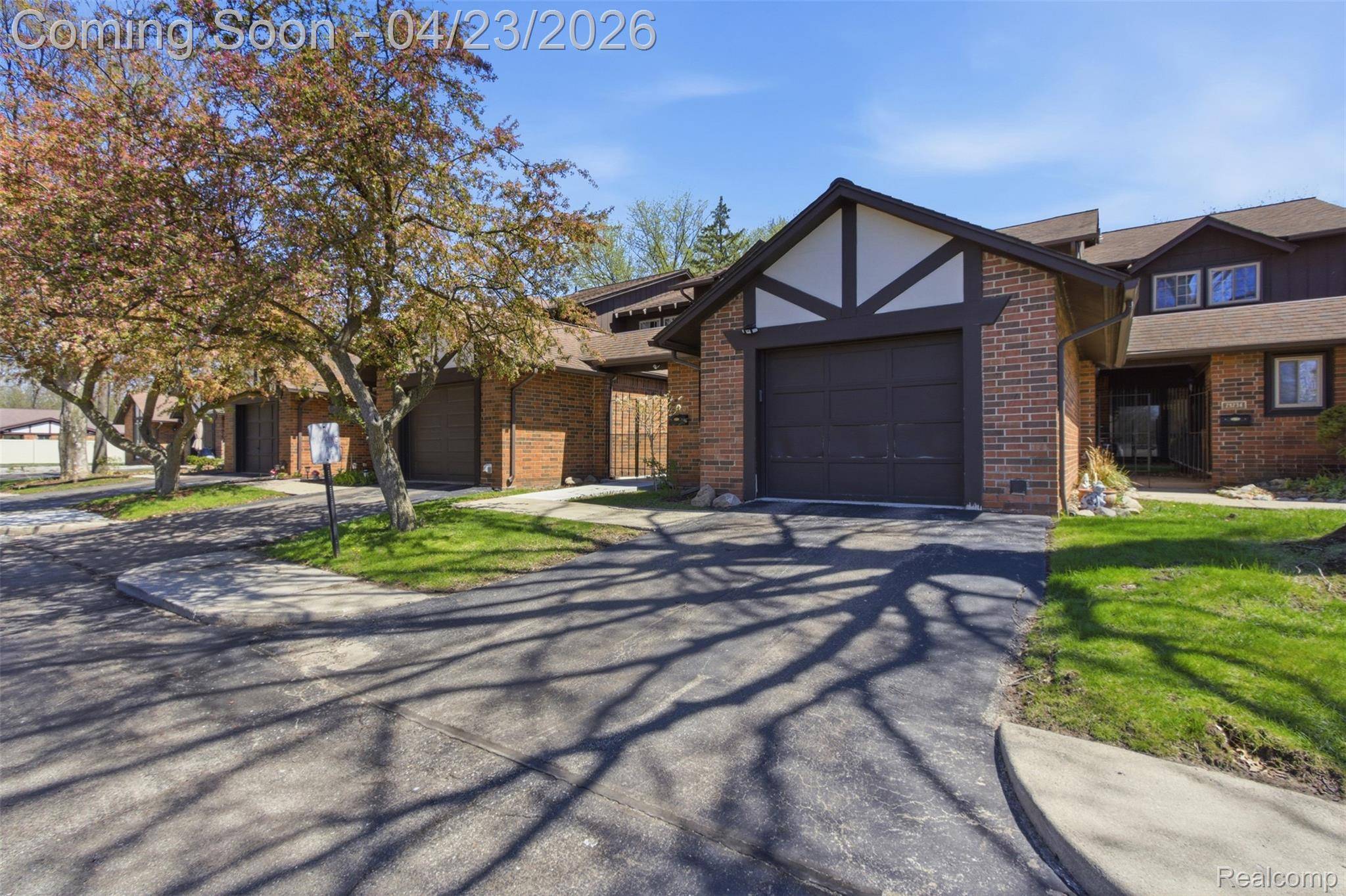 29242 Wellington RD W, Southfield, MI 48034