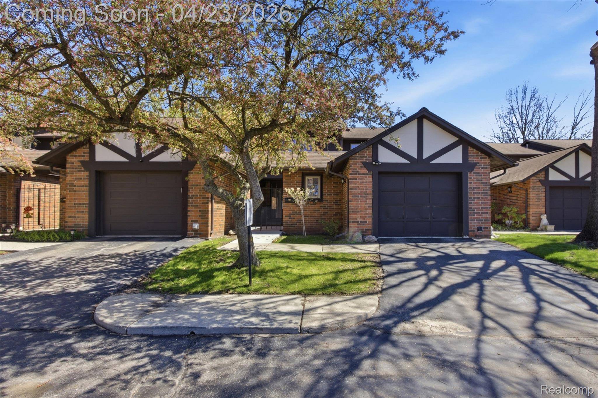 29242 Wellington RD W, Southfield, MI 48034