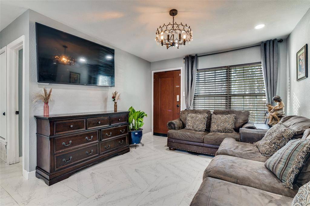 650 Pleasant Oaks Drive, Dallas, TX 75217