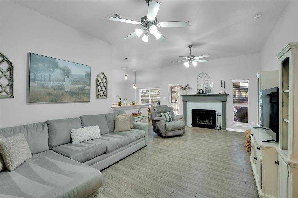 702 Green Acres Lane, Midlothian, TX 76065