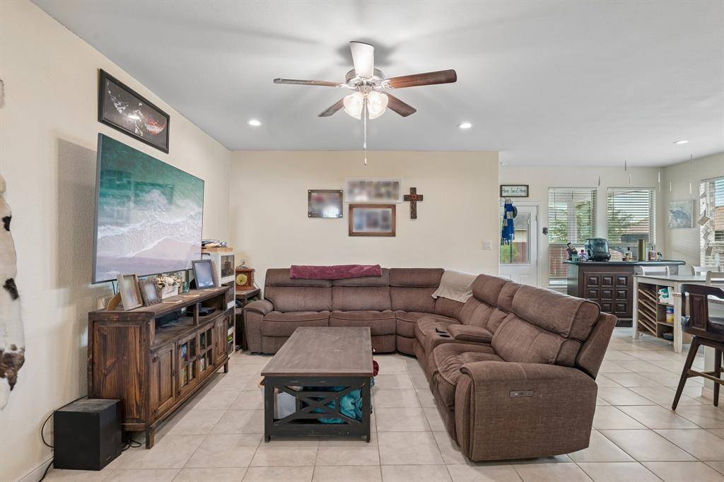 439 Helm Lane, Azle, TX 76020