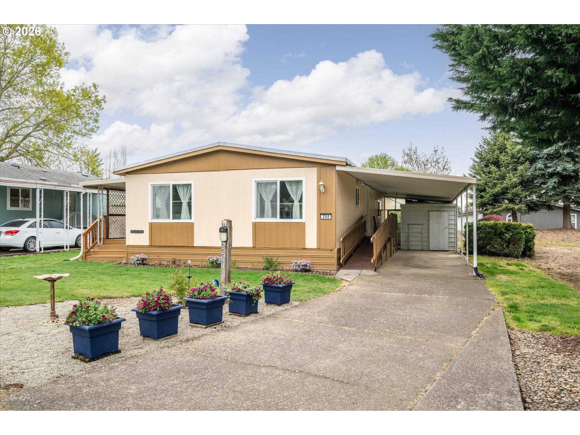 1400 CANDLELIGHT DR #200, Eugene, OR 97402