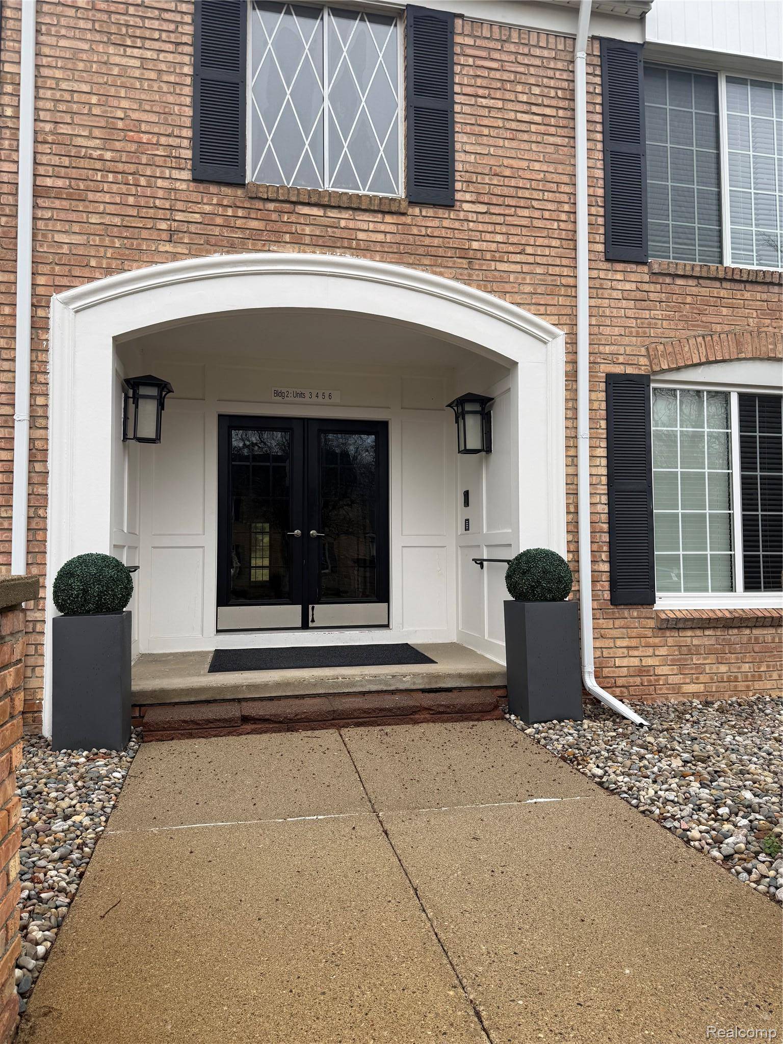 150 E Long Lake RD, Bloomfield Charter Township, MI 48304