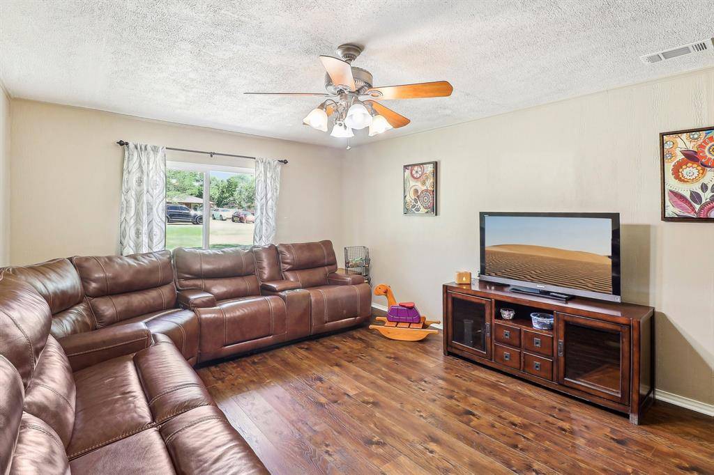 131 Carol Lane, Pecan Hill, TX 75154