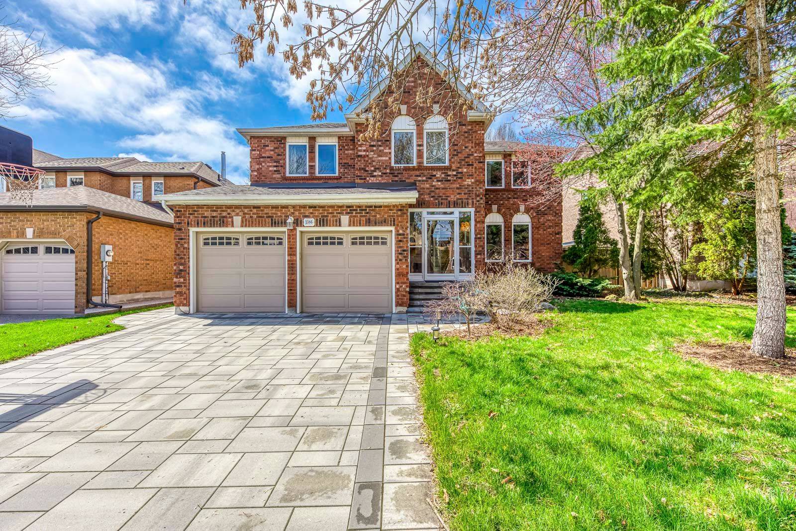 1386 Silversmith DR, Oakville, ON L6M 2X4