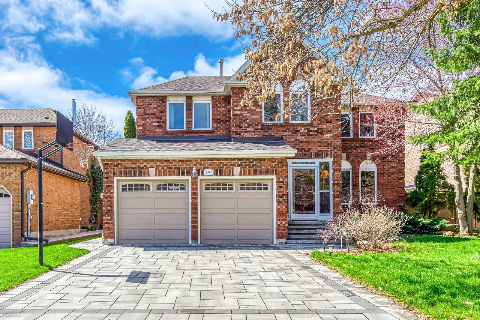 1386 Silversmith DR, Oakville, ON L6M 2X4