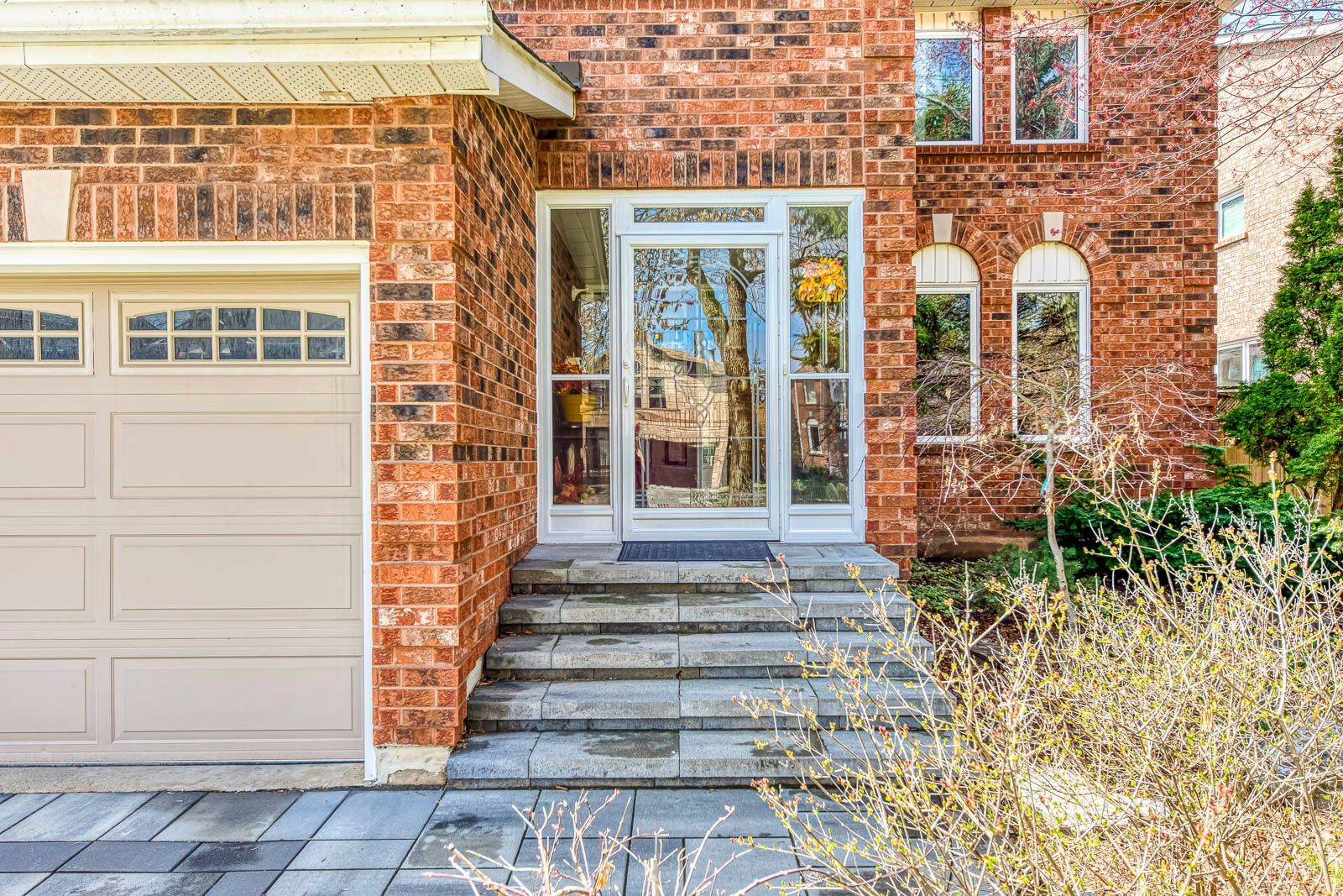 1386 Silversmith DR, Oakville, ON L6M 2X4