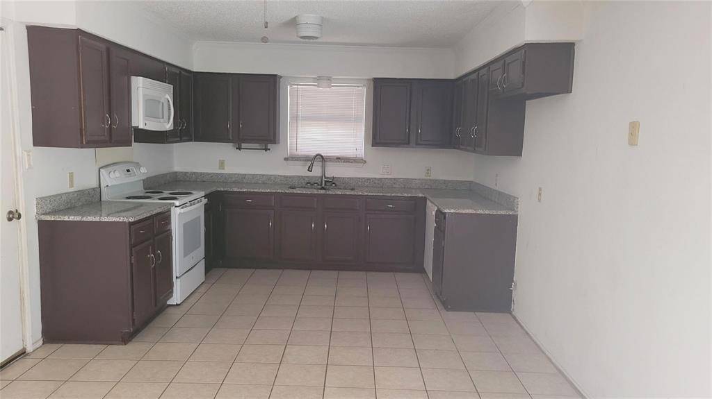 6208 Big Springs Drive, Arlington, TX 76001