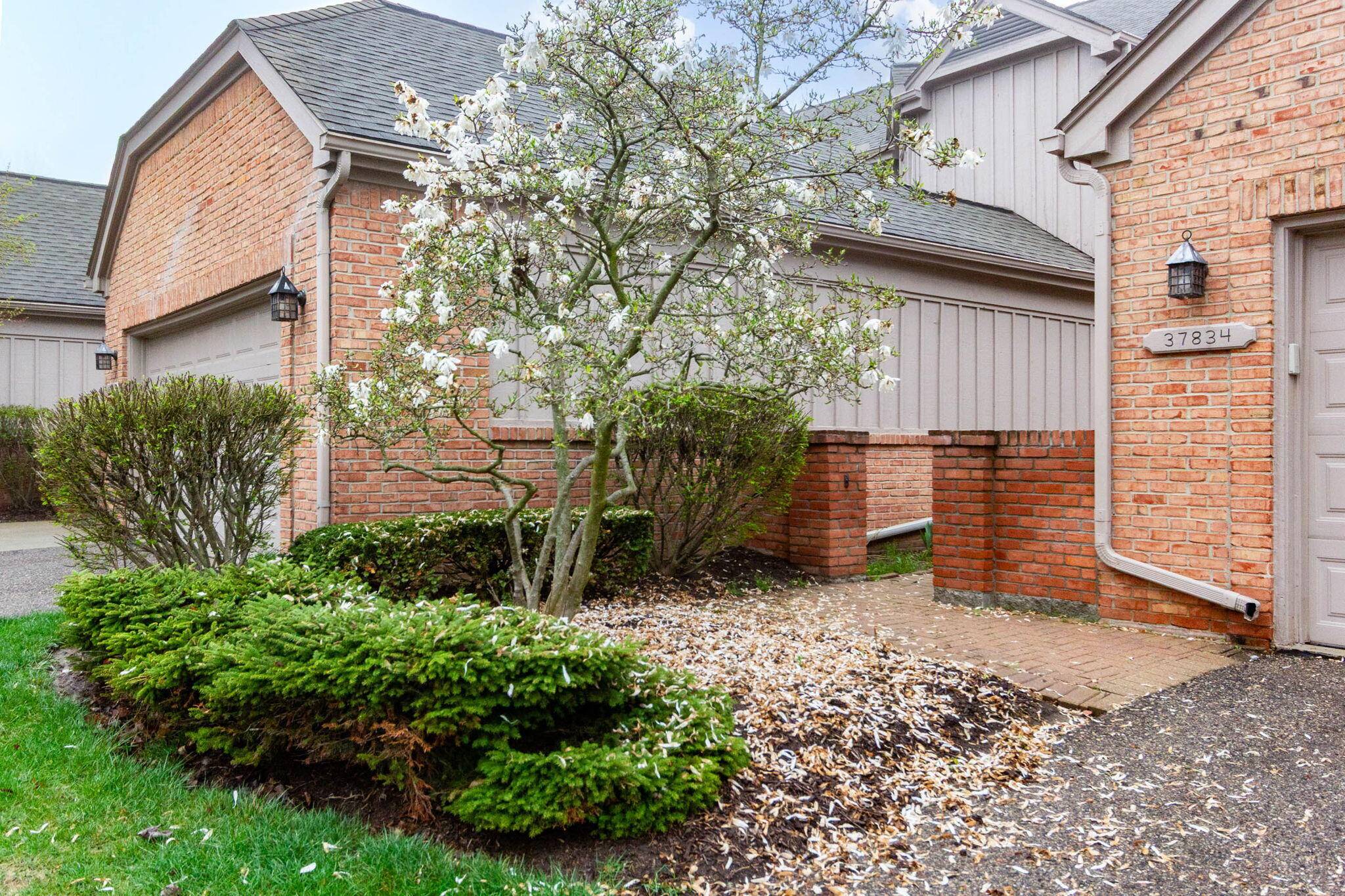 37834 Siena DR, Farmington Hills, MI 48331