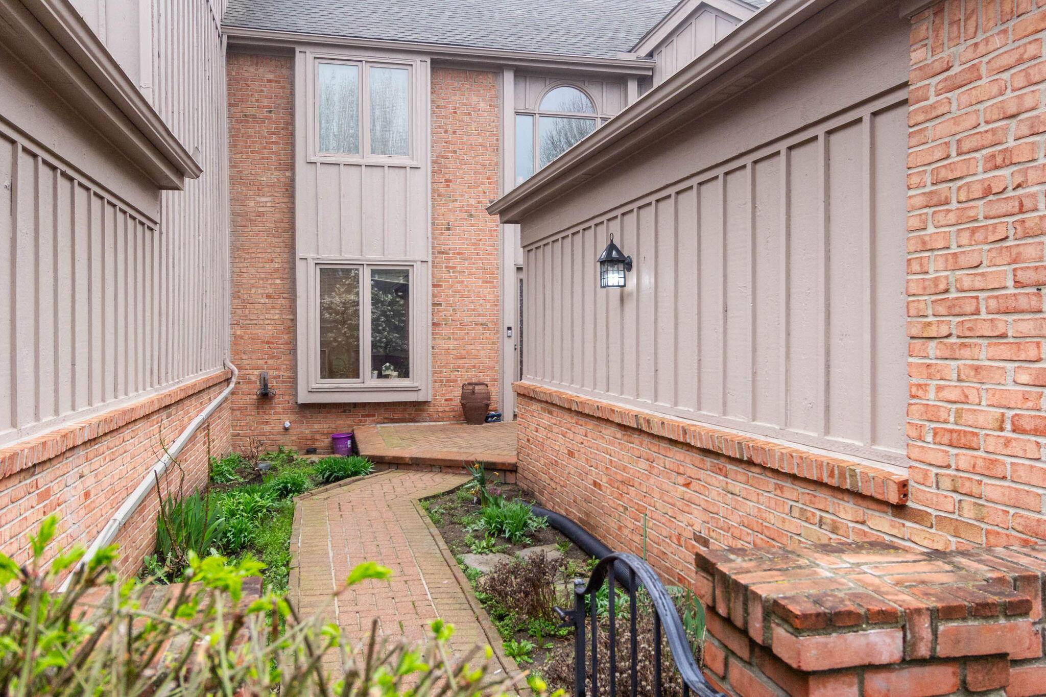 37834 Siena DR, Farmington Hills, MI 48331