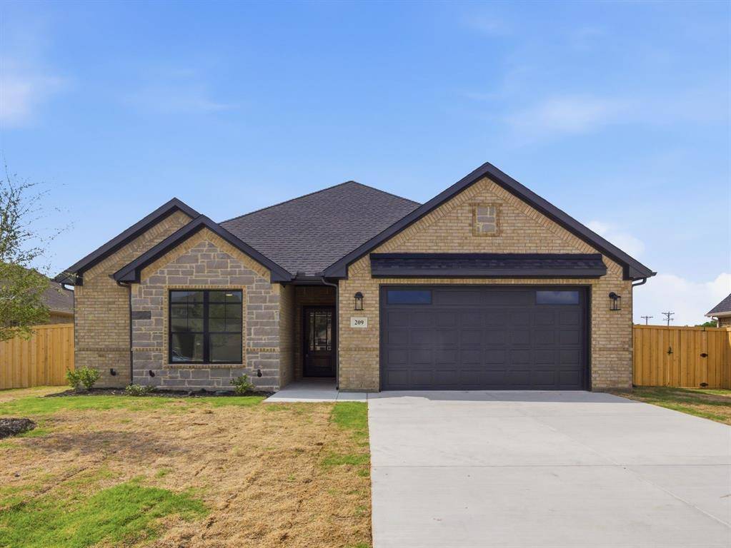 209 Alice Court, Grand Prairie, TX 75051