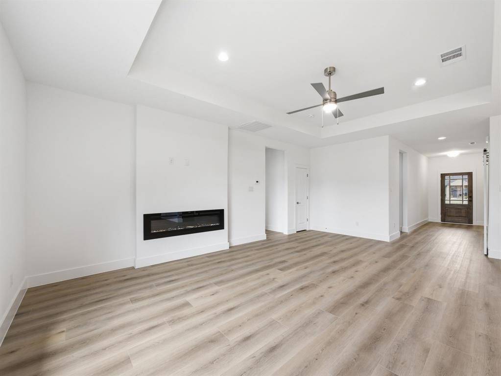 209 Alice Court, Grand Prairie, TX 75051