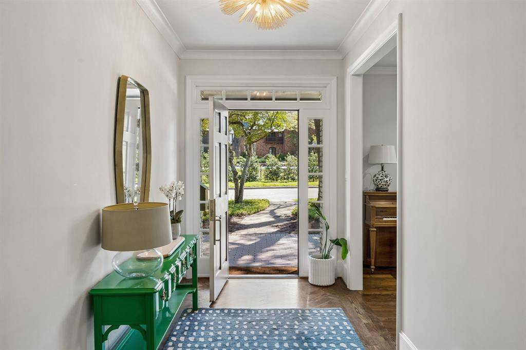 6717 Meadow Lake Avenue, Dallas, TX 75214