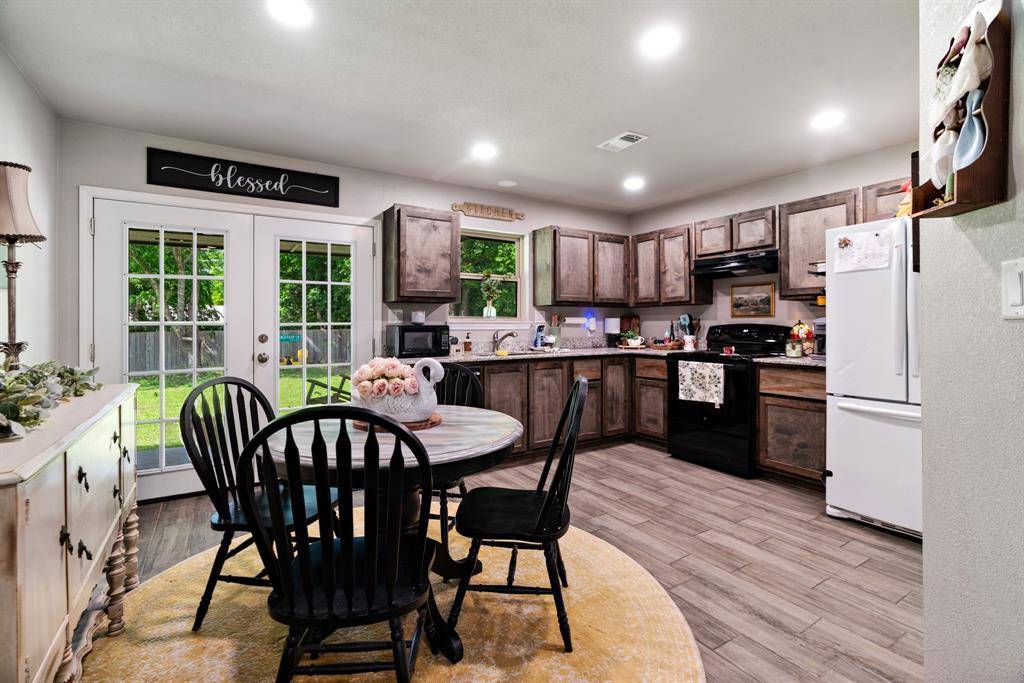 240 Elizabeth Lane, Blossom, TX 75416